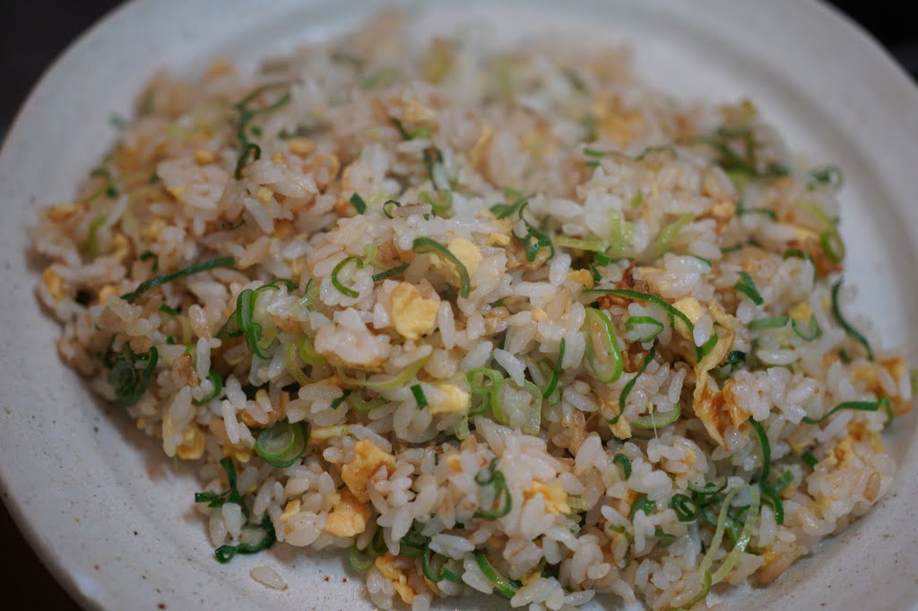 見た目以上にシンプルで背徳的な、九条葱とラードのチャーハン