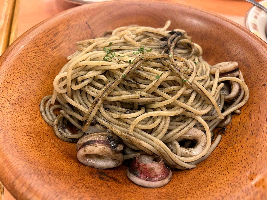いろいろ変わったサイゼリヤで、一番変わってしまった「イカの墨入りセピアソース」を食す。