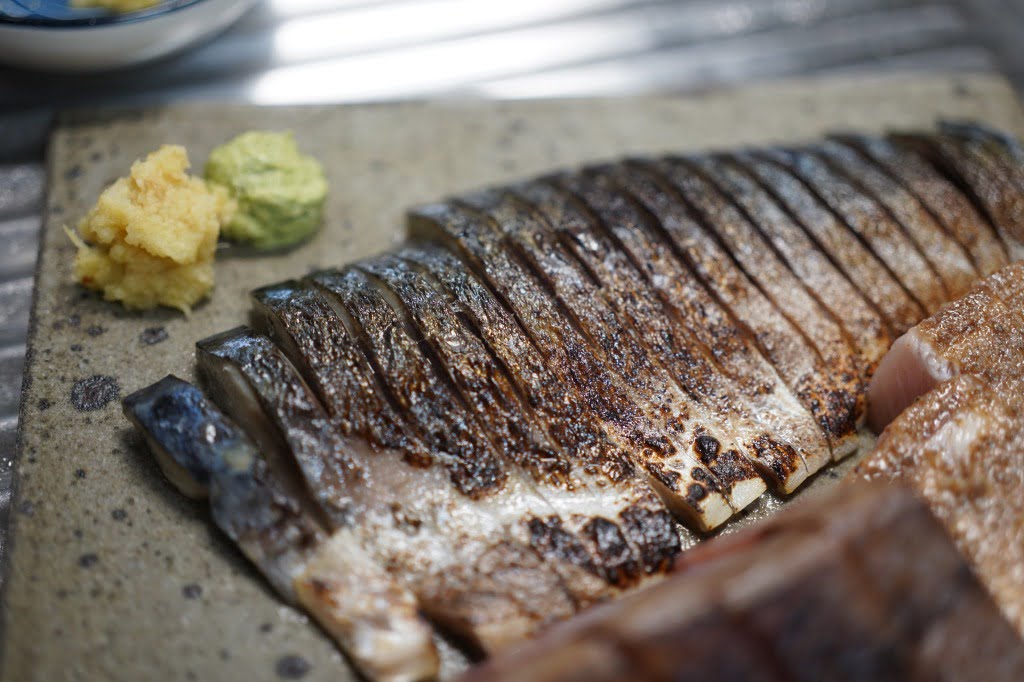 切って炙って出すだけ、炙りしめ鯖