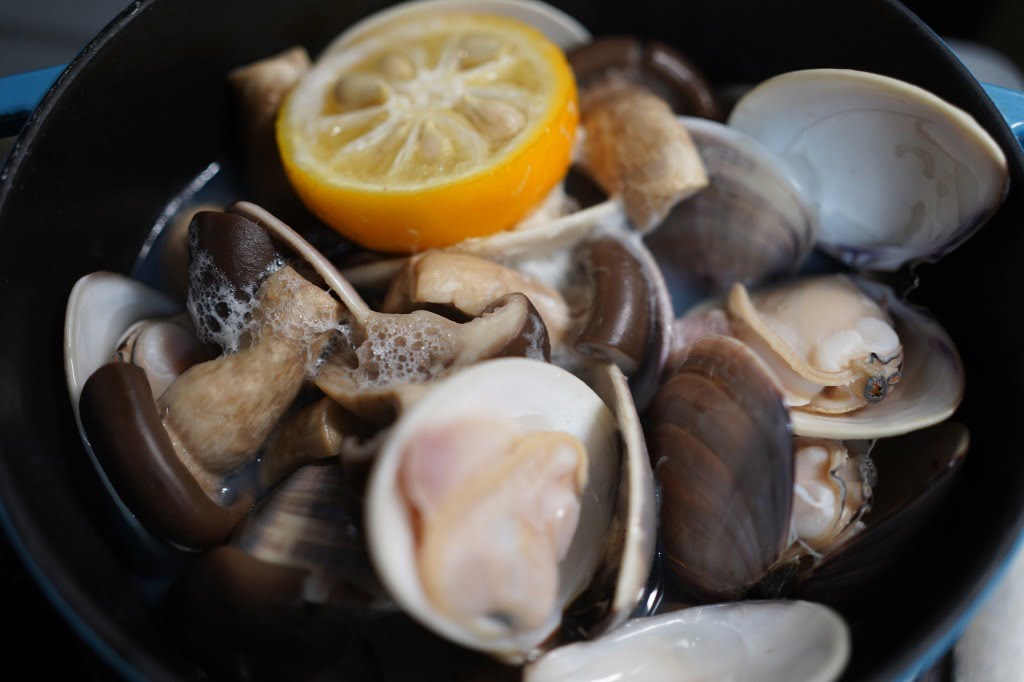 高級すぎて震える、桑名の蛤と大黒しめじの酒蒸し