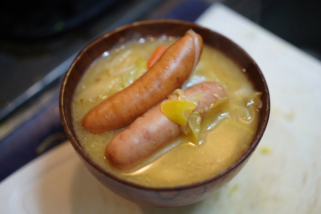 シャウエッセンの味噌汁