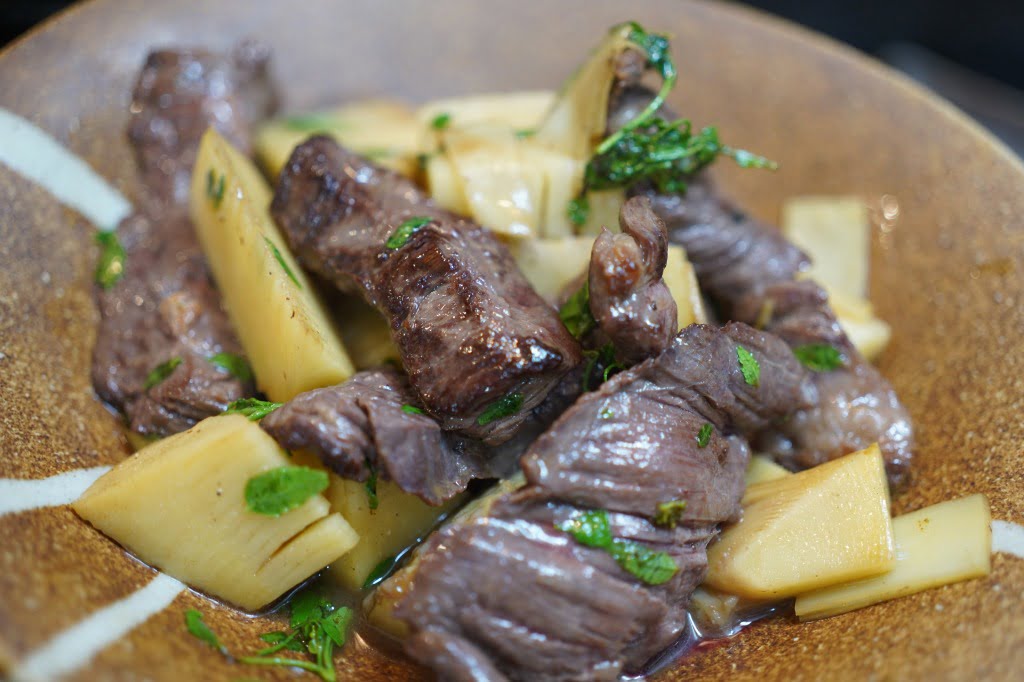 筍と牛ハラミ肉と木の芽の白醤油炒め