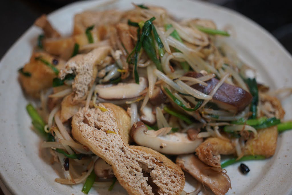 栃尾揚げのニラもやし椎茸塩炒め