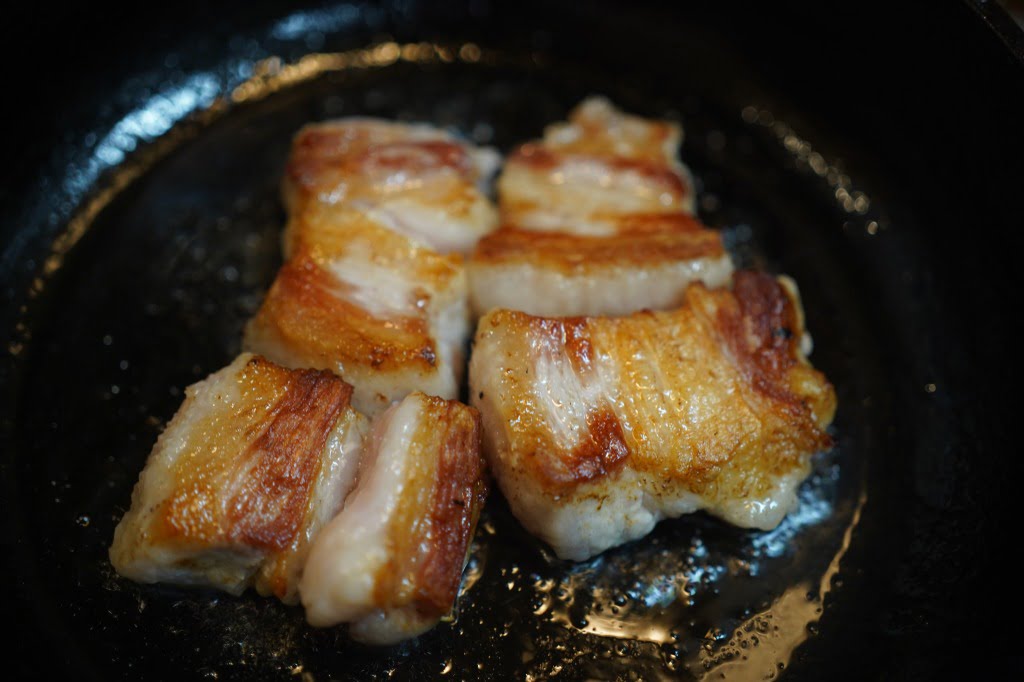 鋳物フライパンで焼く厚切り豚バラ肉のシンプルサムギョプサル