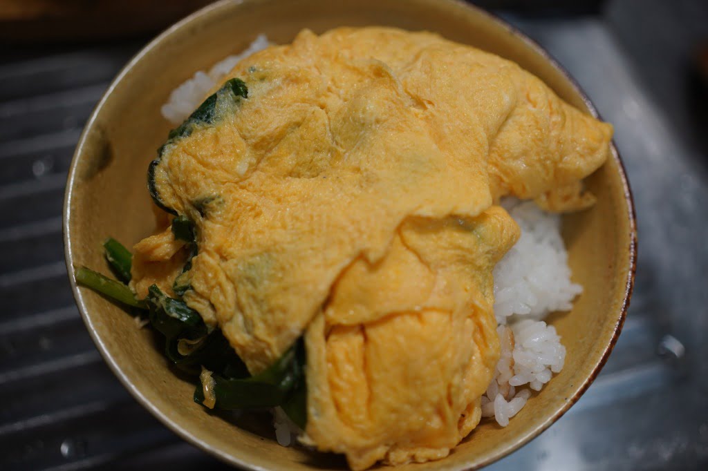 ふわっとした賄いにら卵丼（茶碗サイズ）