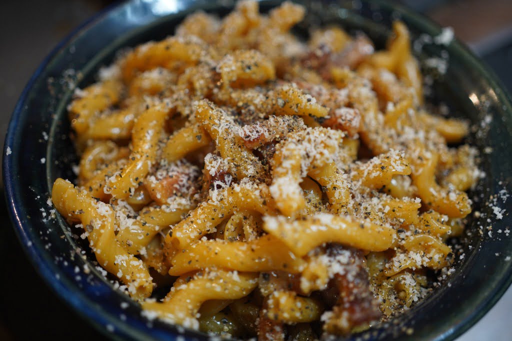 形状を変えただけで濃く感じる、シンプルなペンネカルボナーラ