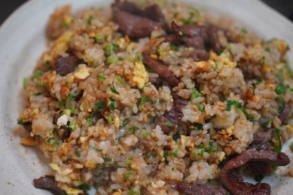 牛タンとネギのニンニクチャーハン