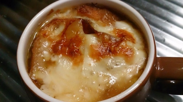 野郎飯流・どシンプルなオニオングラタンスープ