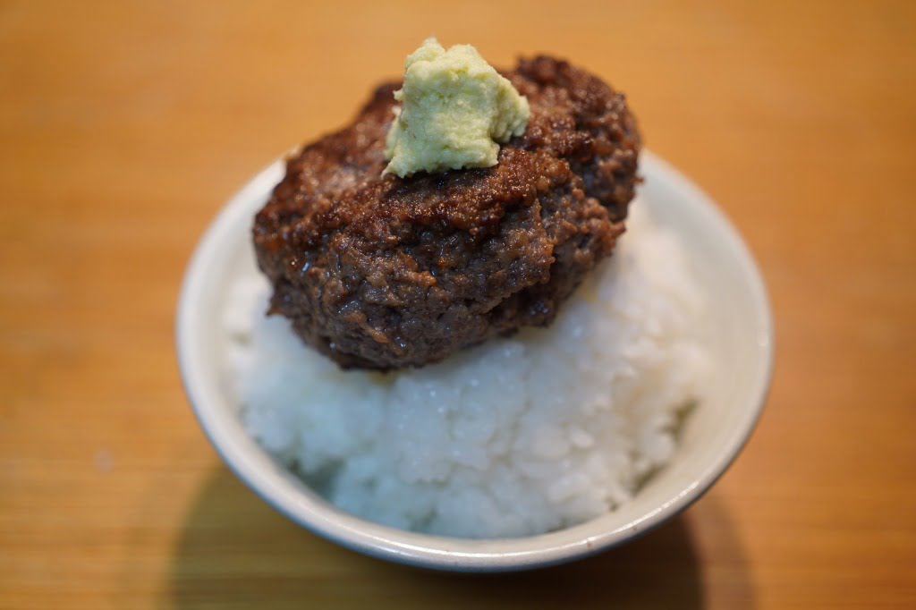 炊き立てご飯に焼き立てハンバーグと擦りたてわさびを添えた３たて飯
