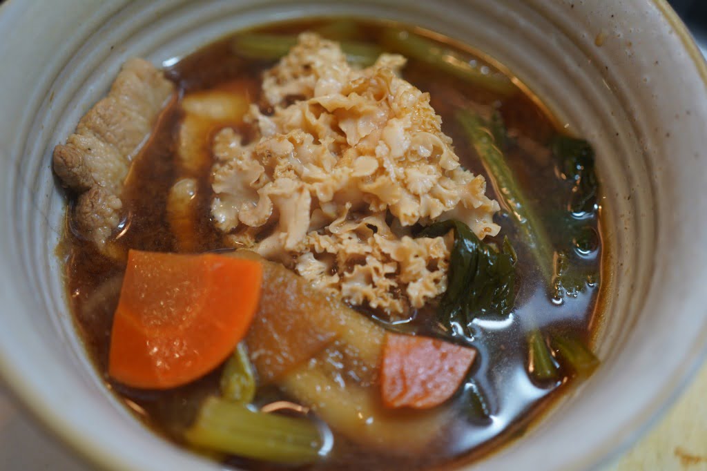 出汁を取らずに豚肉と野菜に頑張ってもらう花びら茸の入った赤味噌豚汁