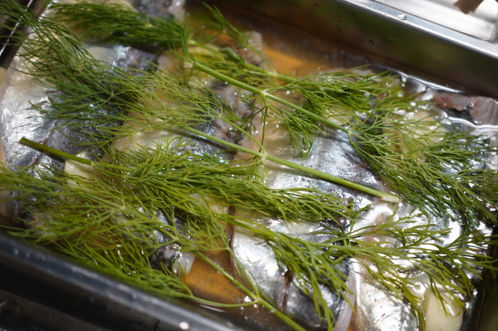 作り置きにして冷たいワインか日本酒と合わせる鯵のマリネ