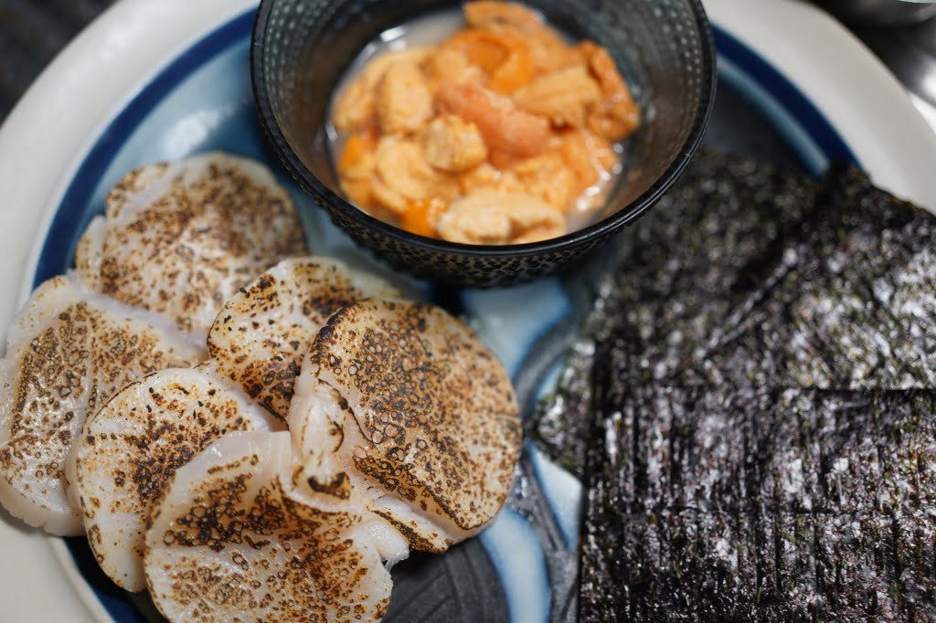 海苔が主役、うにと炙りホタテの海苔巻き