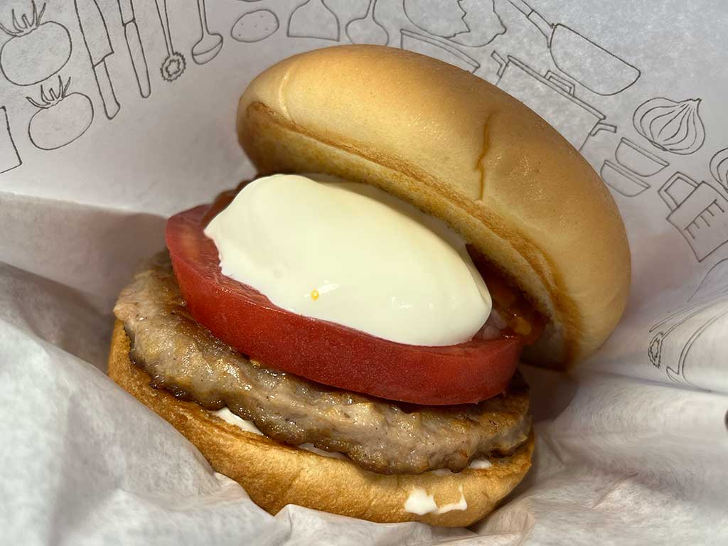 モスバーガーの白いモスバーガー ～クアトロチーズソース～と、ホットスパイスモスチキンを販売当日に食す。