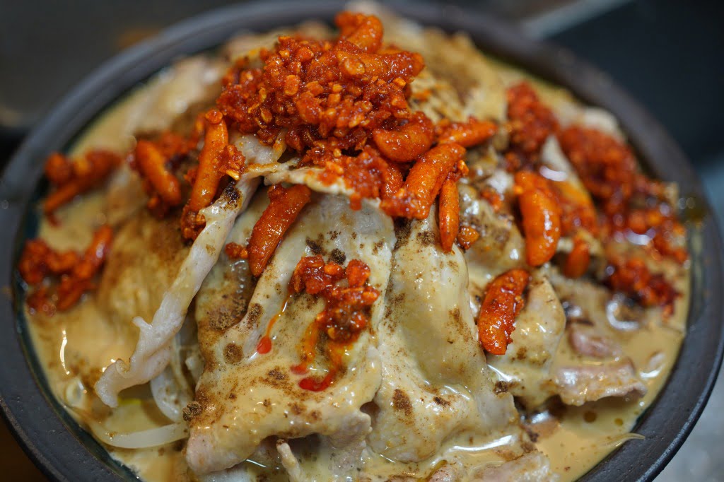 焼き豚しゃぶと茹でもやしのゴマだれ食べるラー油がけ