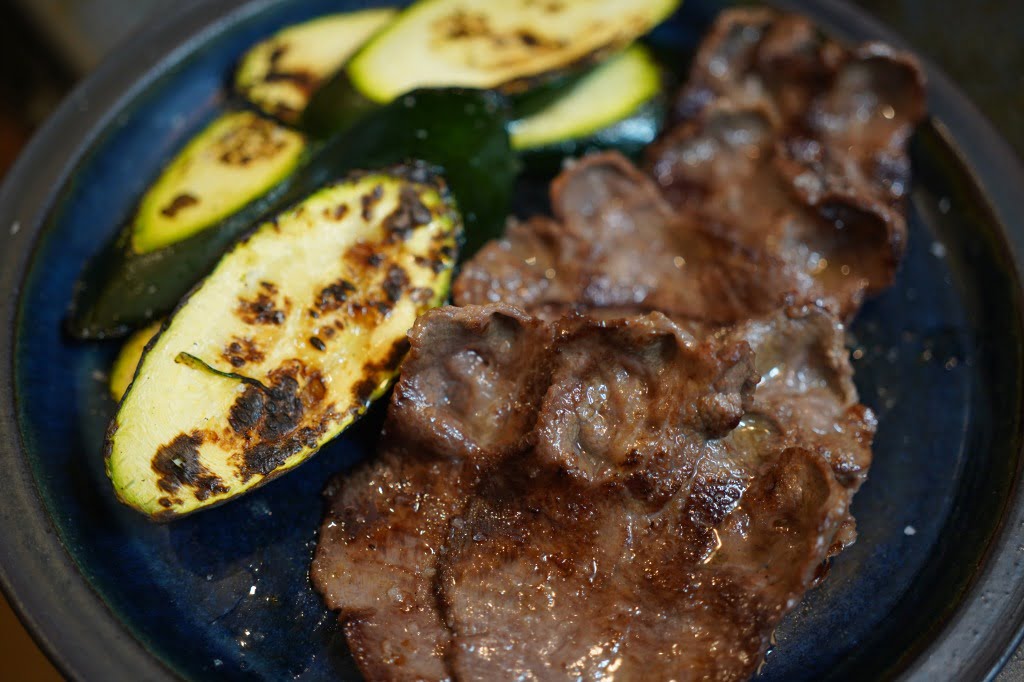ズッキーニと牛タンの素焼き、塩をあてただけ
