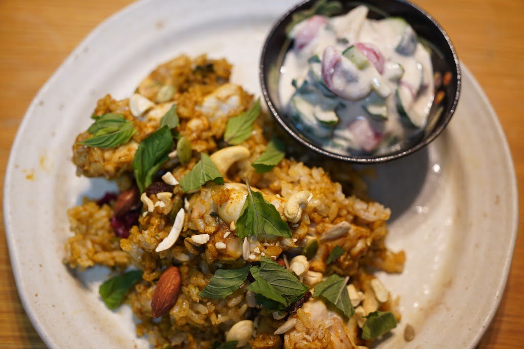 日本米とカレーペーストで作るチキンビリヤニとライタ