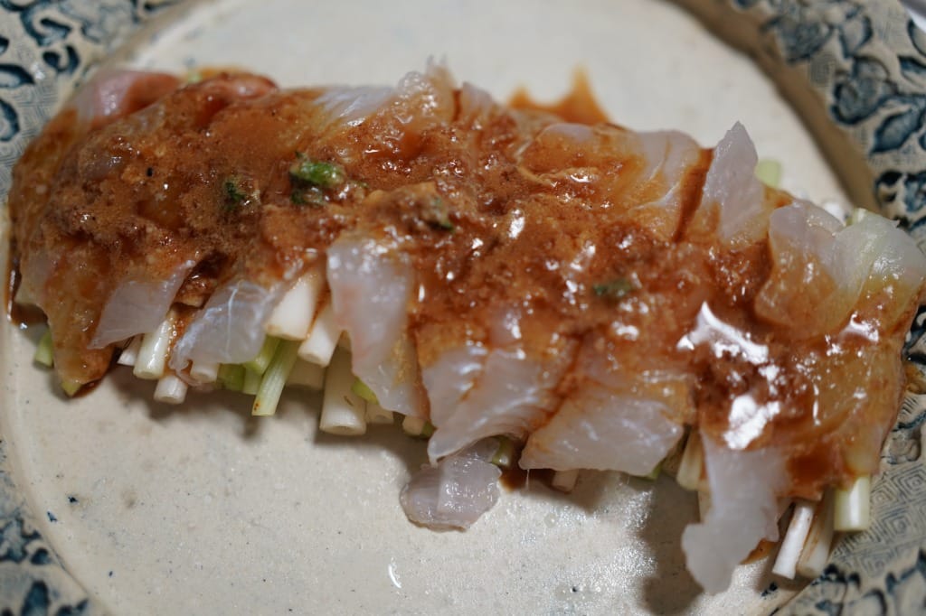 中華風のゴマだれで食べる鯛の刺身