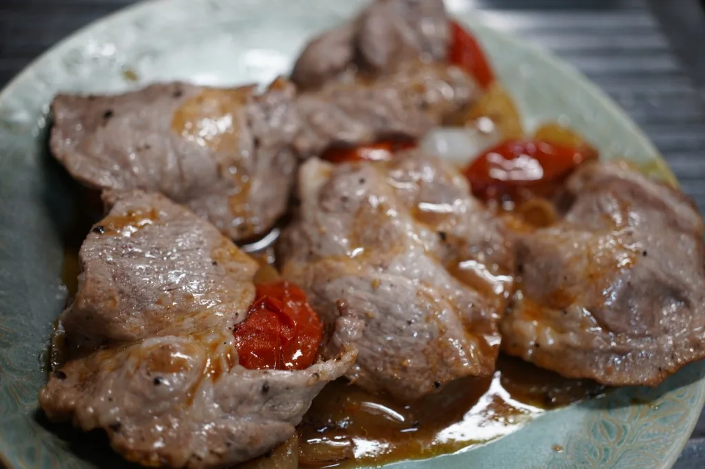 ミニトマトと玉ねぎの豚肉挟み蒸し