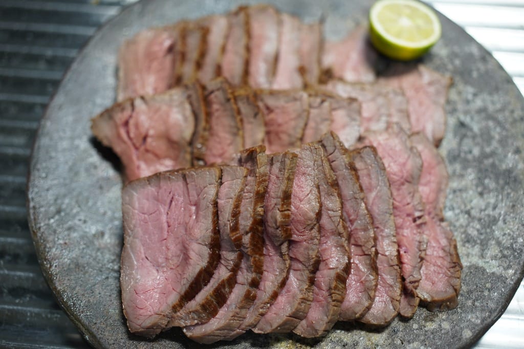 牛もも肉低温調理薄切りローストすだち添え