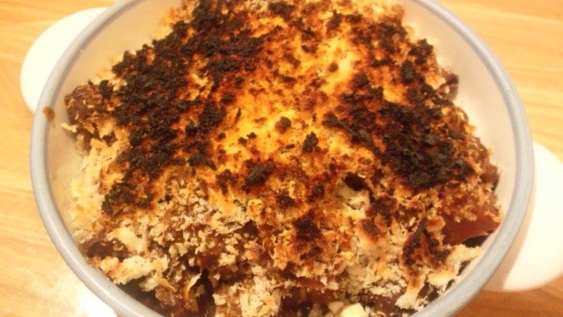 完熟トマトのハヤシライスソースを使った、洋風モツ土手煮の香草パン粉グラタン