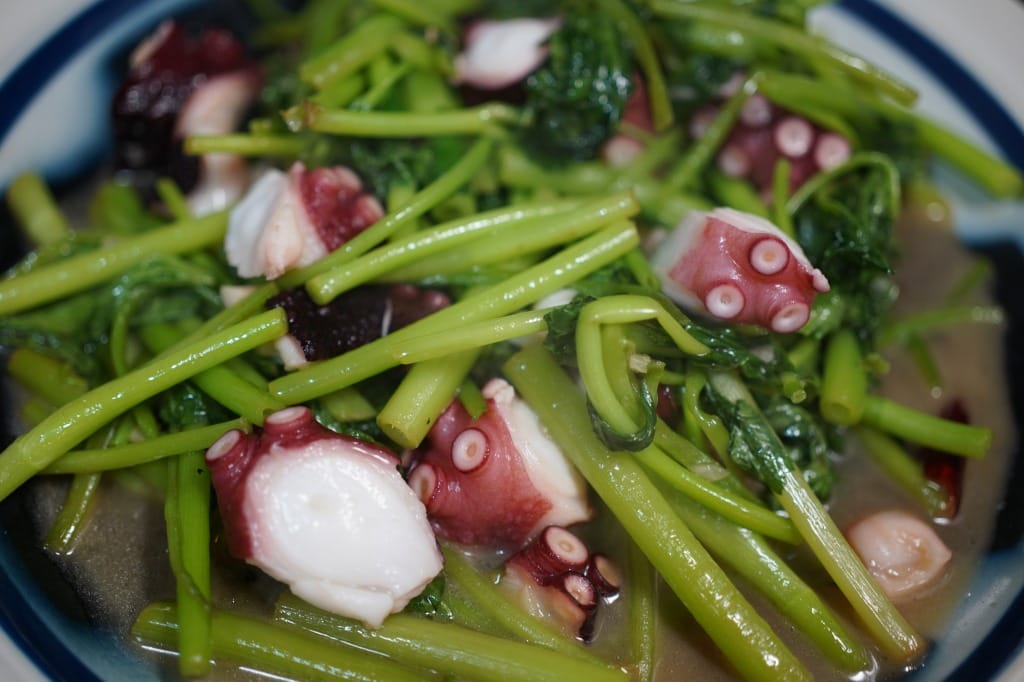 シンプルな屋台味風、タコと空芯菜のナンプラー炒め