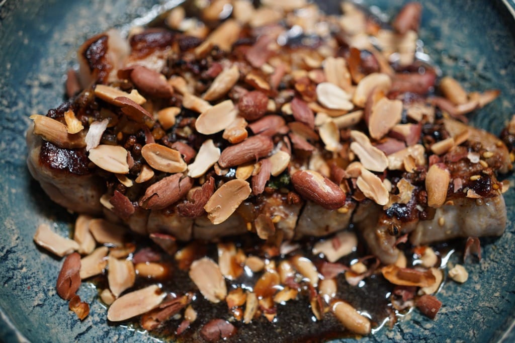 甘い味噌とピリッとした皮付き落花生で食べる豚ロース肉