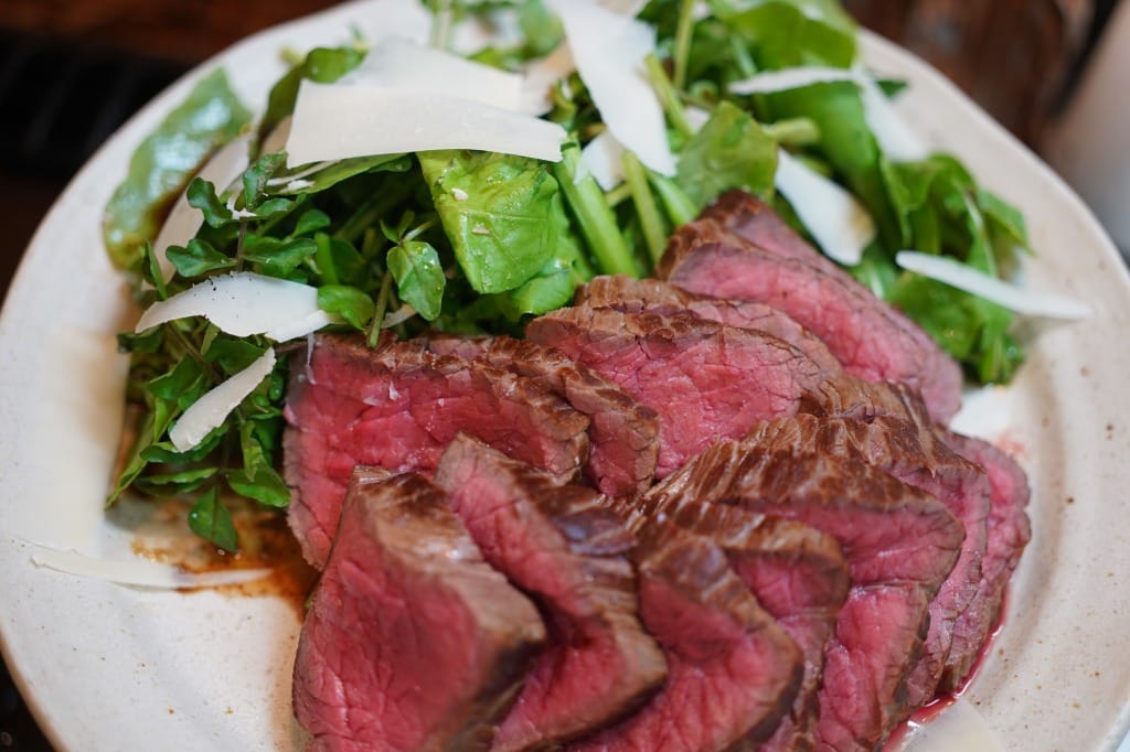 シンプルな味付けで食べる、牛もも肉のタリアータ
