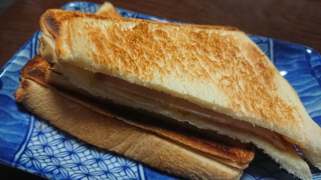 ハムとチーズとオーロラソースの、ふつうのホットサンド