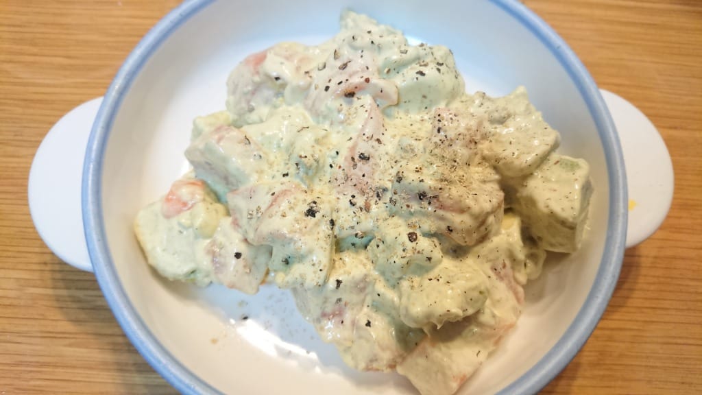 そこらのダイニングバーで出てきそうなアボカドサーモンタルタル