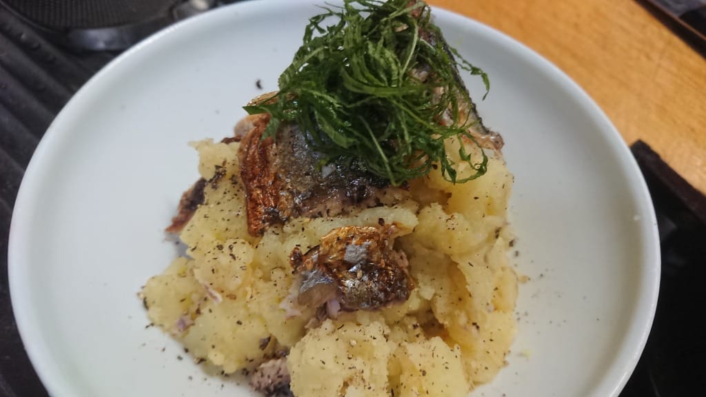 最小構成で美味い、焼き鯖ポテトサラダ