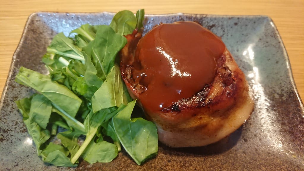 ベーコンを巻いた、柔らか舞茸ハンバーグ・ケチャップソース