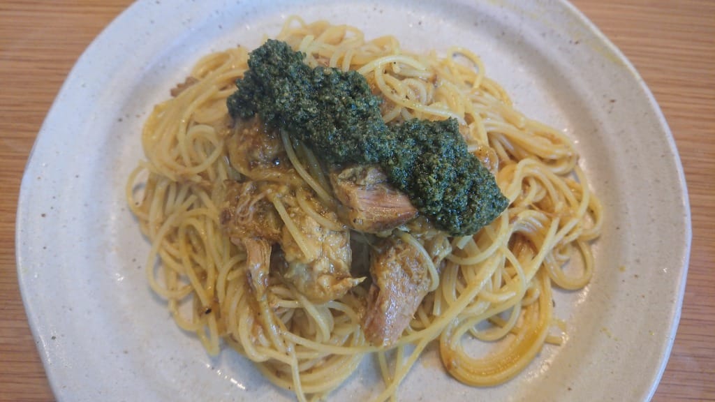 ペスト・ジェノベーゼをあしらったカレー風味のナポリ風スパゲッティジェノベーゼ