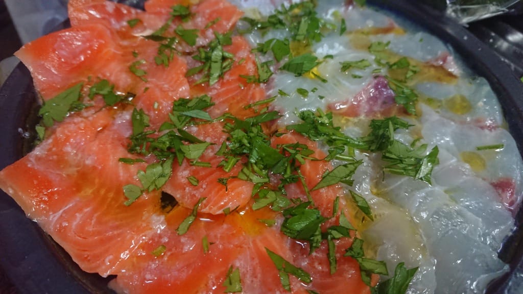 鯛とサーモンの平盛りカルパッチョ居酒屋風