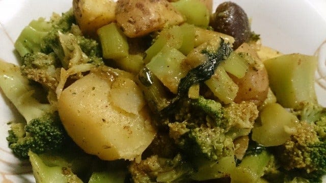 野郎飯流・ハウス食品のサブジの素でおとなしく作る、じゃがいもとブロッコリーと小しいたけのサブジ