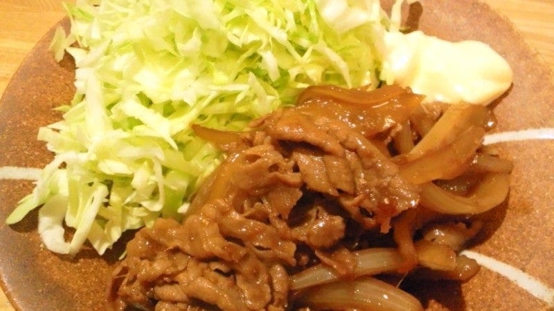 新たまねぎを使い、刻みキャベツたっぷりの、野郎飯流・豚の生姜焼き