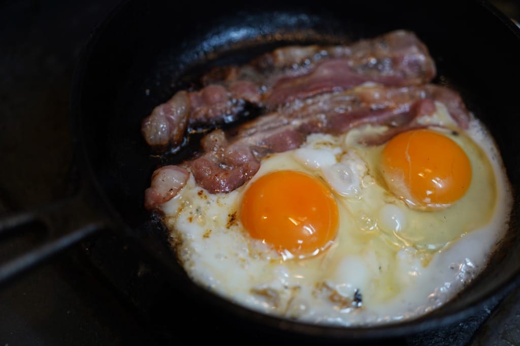 おもいのフライパンで焼く基本のカリカリベーコンエッグ