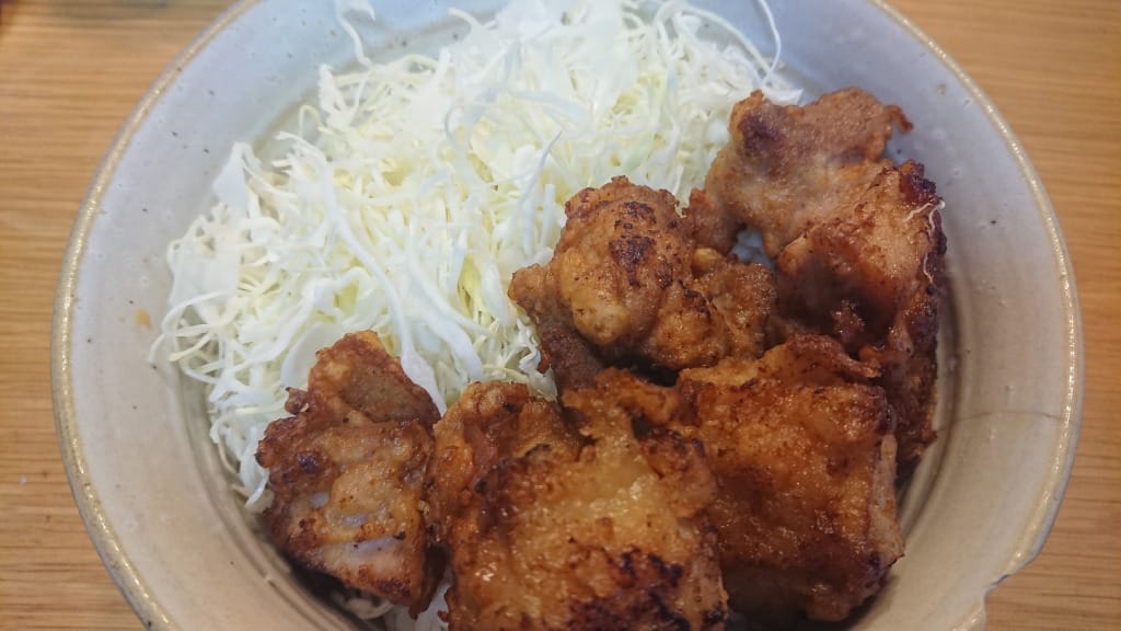 大学の学食で出てきそうなスタイルの唐揚げ丼