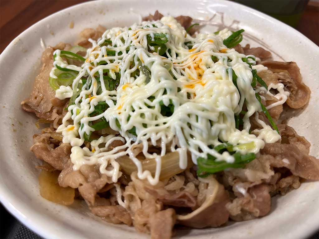 松屋のねぎマヨ辣牛めし あたま大盛りを食らう。