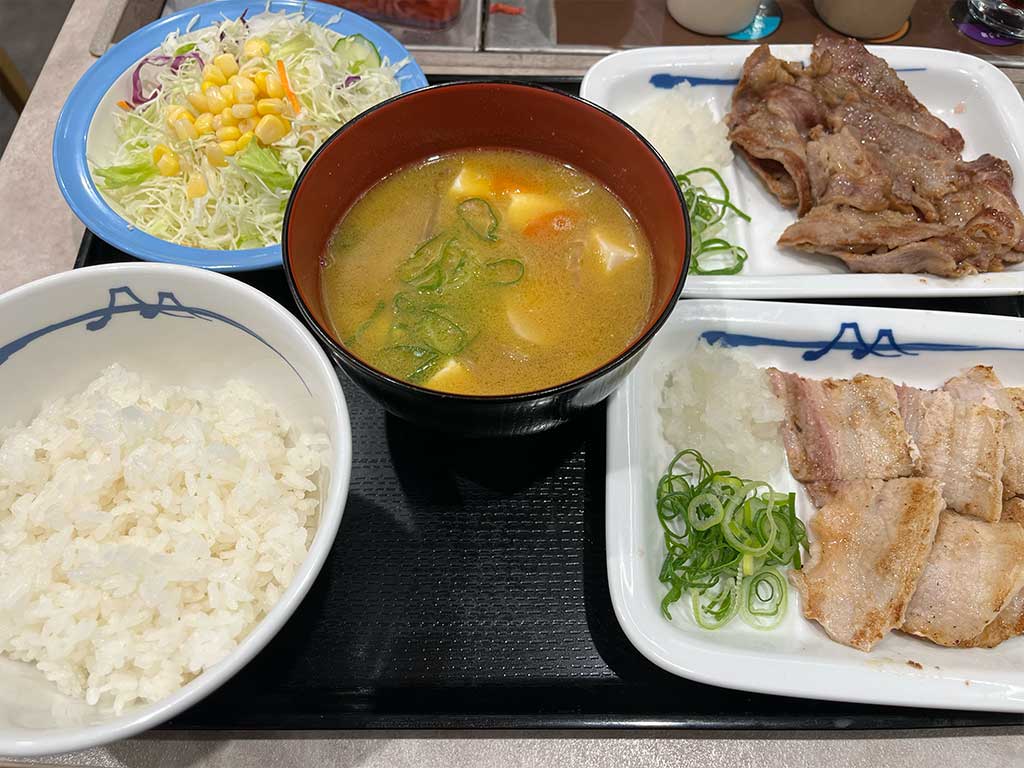 松屋のカルビ焼肉定食豚汁変更・厚切り豚カルビ焼肉を購入から食べ終わりまでレビューする。