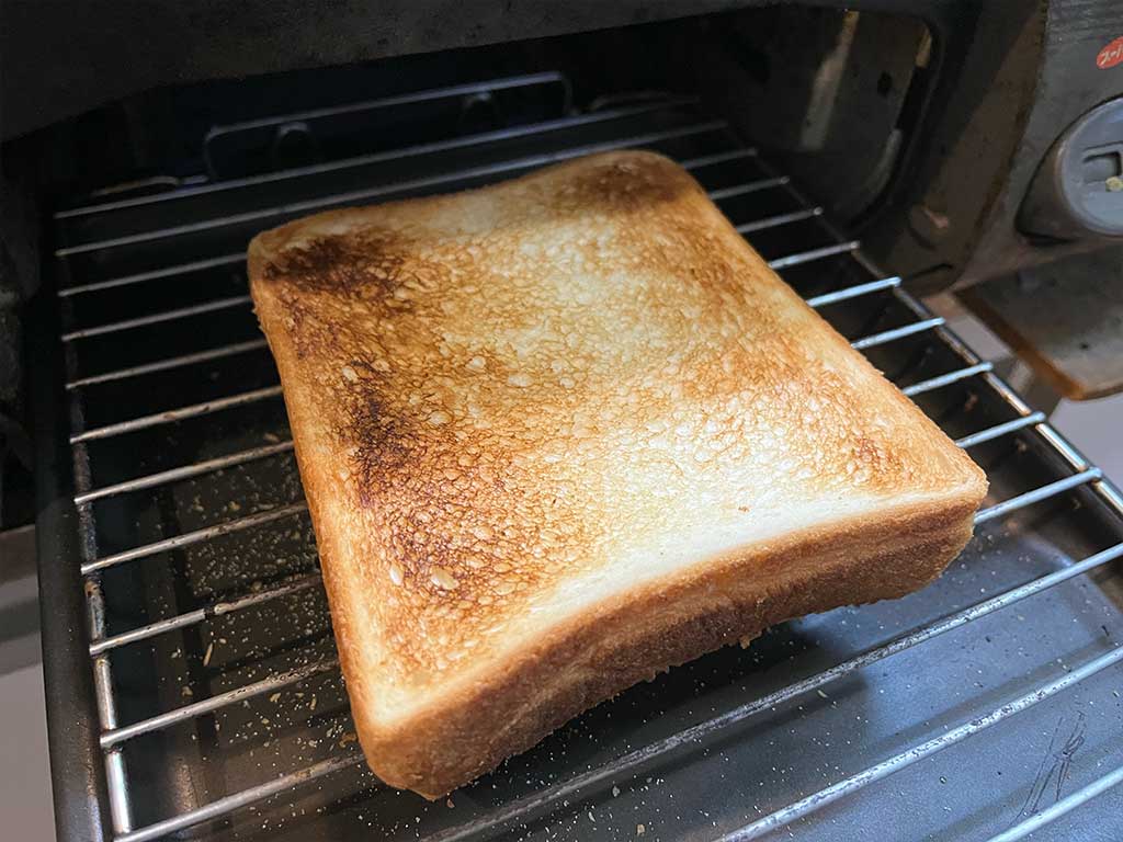 ガスコンロの魚焼きグリルで焼く４枚切りの食パントースト