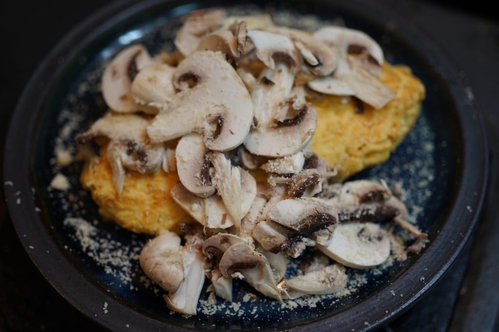 巻けないほど詰め込んだマッシュルームオムレツ