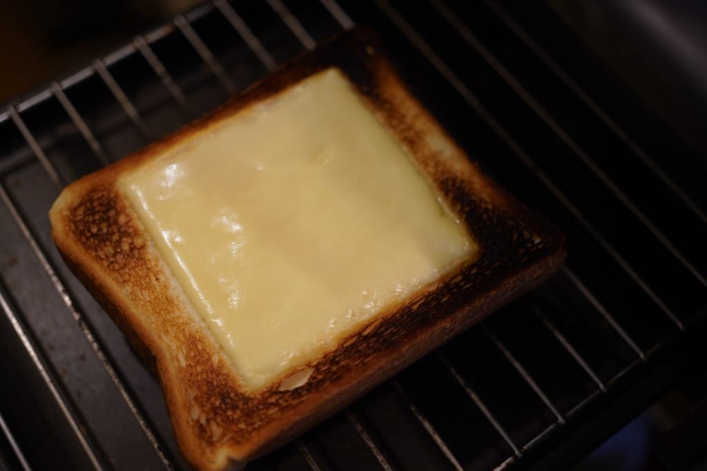 ガスの魚焼きグリルで焼くチーズトースト