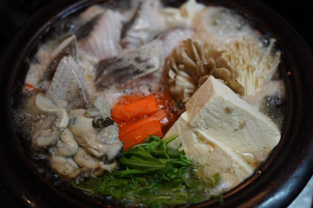 ポン酢と柚子胡椒で食べる、タラとカキの寄せ鍋