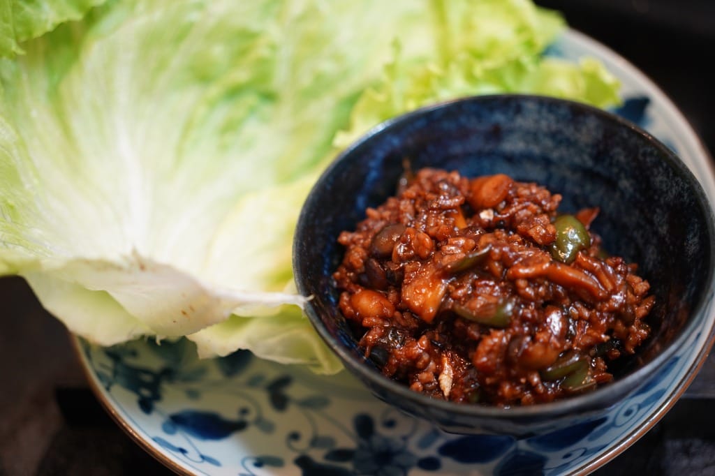 あわじ島レタスで巻いて食べる熱々肉味噌