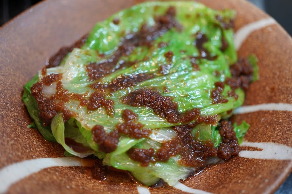 中華風・酒が進んでしょうがない、レタスの湯引き