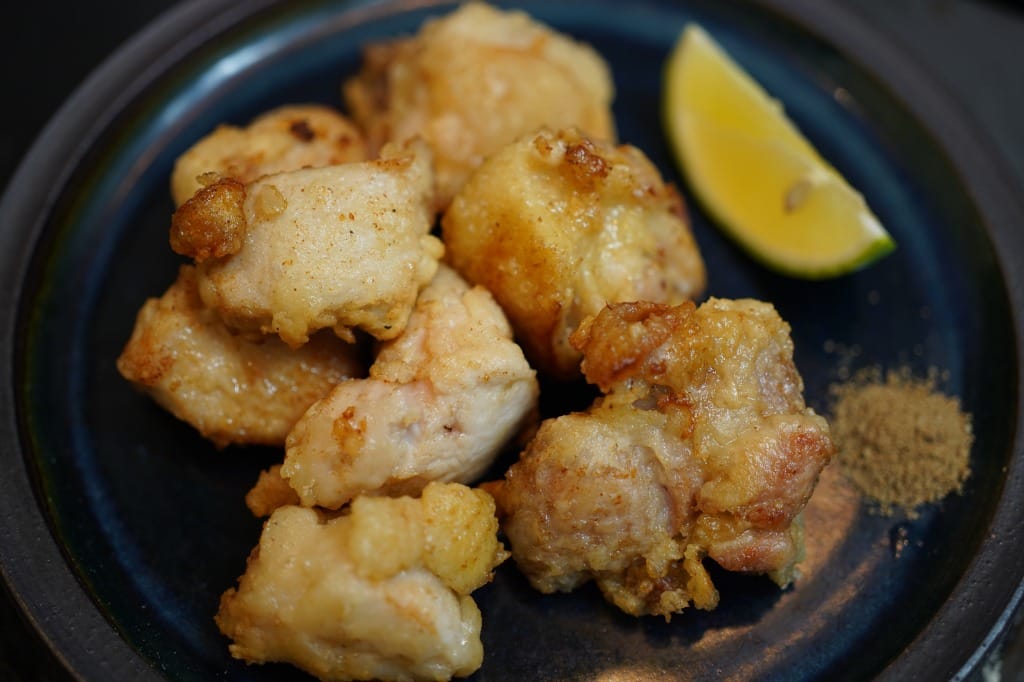 漬け込まずに揚げて美味しい、白い鶏の唐揚げ