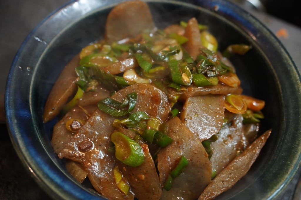 こんにゃくと九条葱の八丁味噌炒め