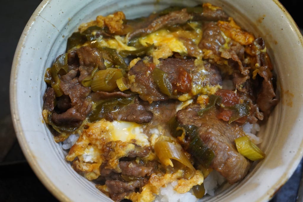 すき焼き風煮に一手間入れるだけで美味い、他人丼