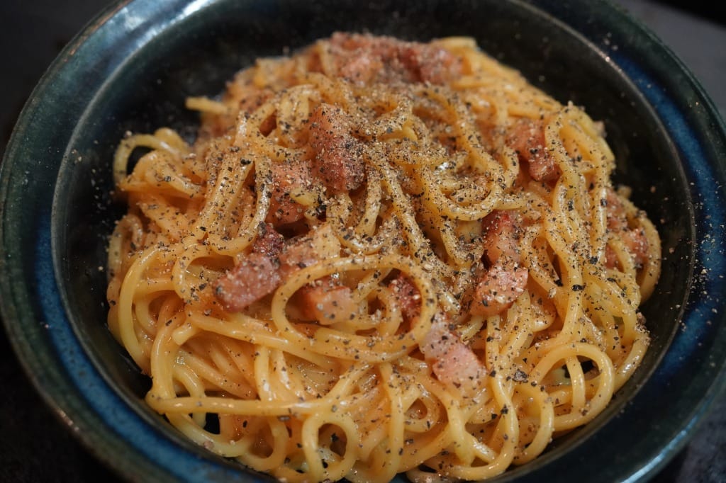 カラヒグ麺で作る、ど鉄板のスパゲティカルボナーラ
