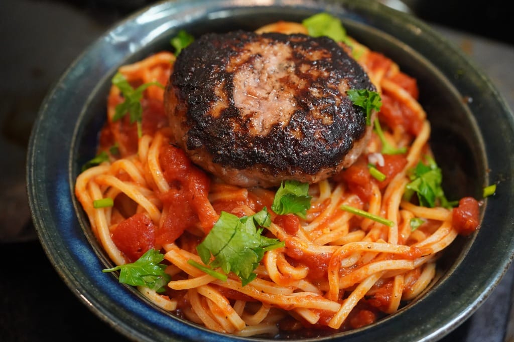 カラヒグ麺で作るトマトミートソースのスパゲッティ